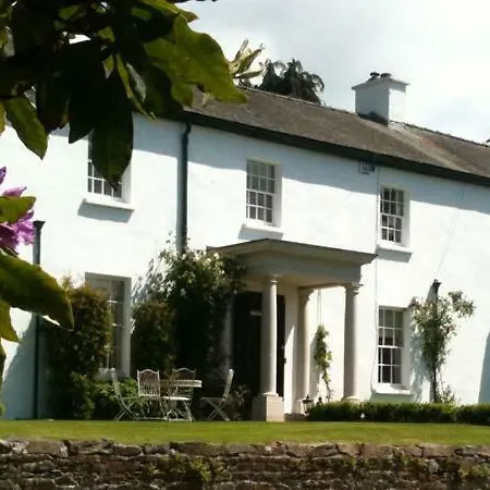 Villa Lakeen House *
